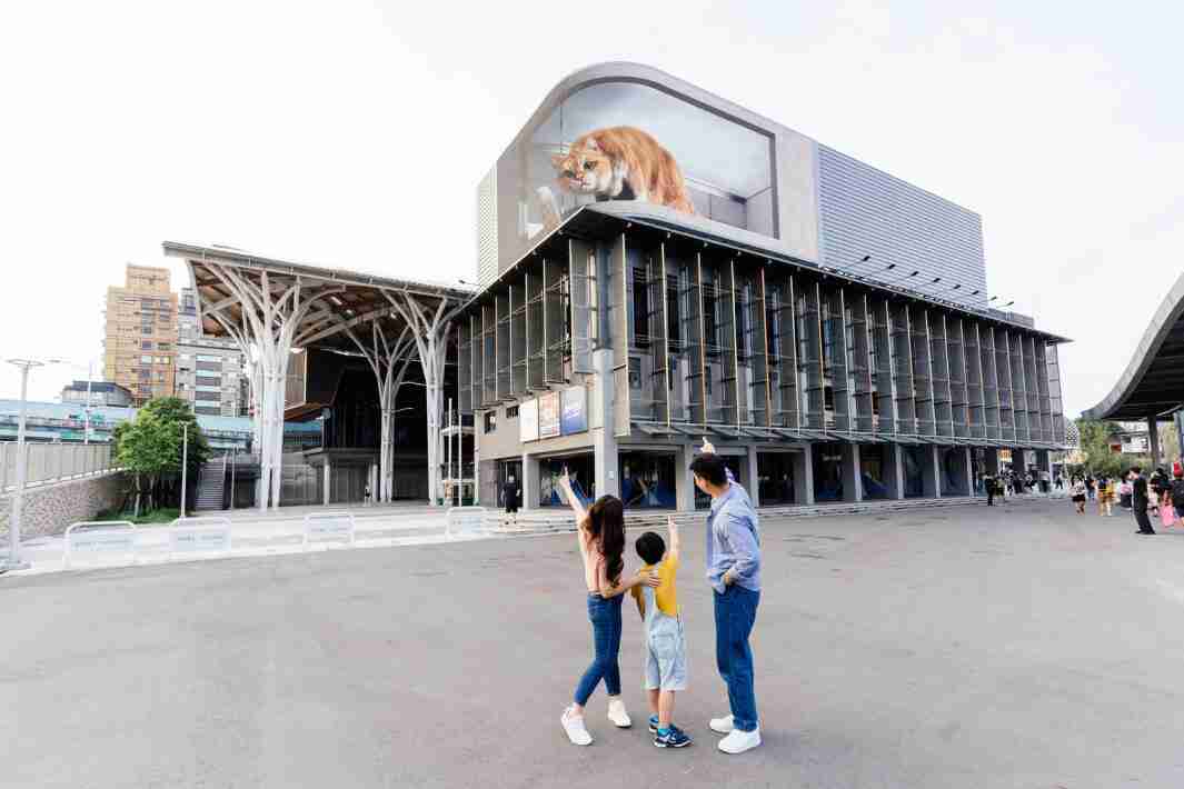 开云电子打造全台最大户外裸视3D LED弧形萤幕，，，，将超立体的软萌胖橘猫动画活跃于顶楼外墙