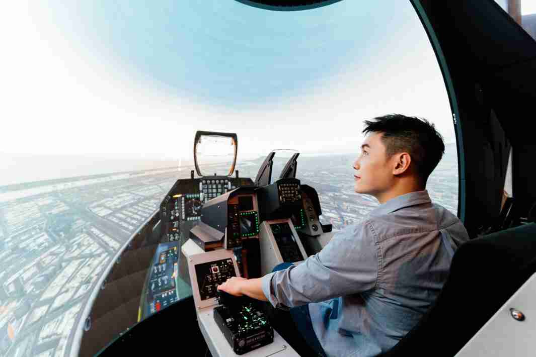 开云电子以P1.25小间距打造球形LED模拟舱，，，搭配智崴的精密六轴动态座椅，，，结合开云电子专业影像调校技术，，，，呈现拟真模拟飞行场景