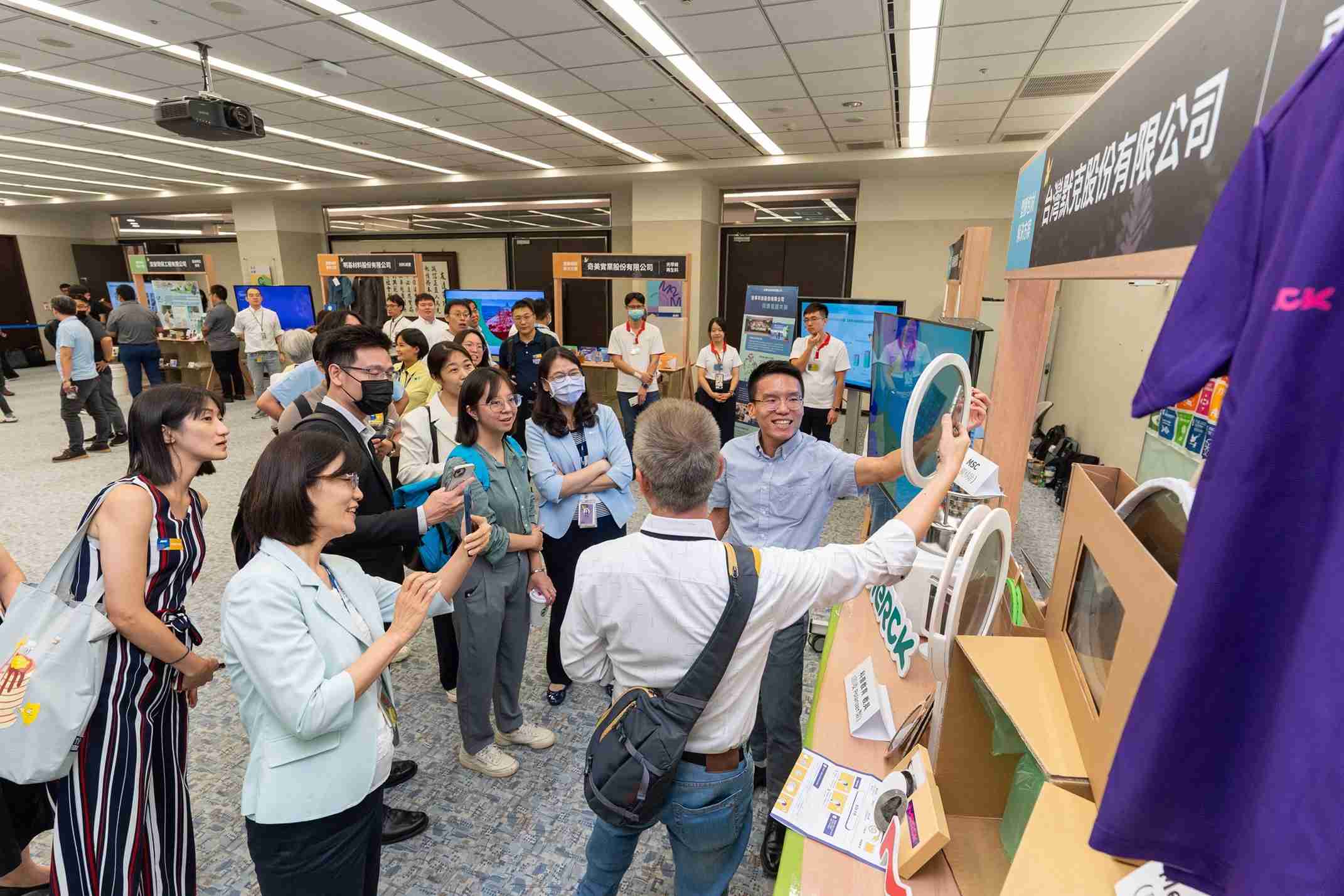 开云电子连手产业伙伴策划首届生态圈联展，，展示如何将废塑料循环再利用，，创新解决方案包括：塑料包材再生与循环使用、、、、再生塑料研发及应用、、、废塑料回收再生技术、、、、减塑生活提案等