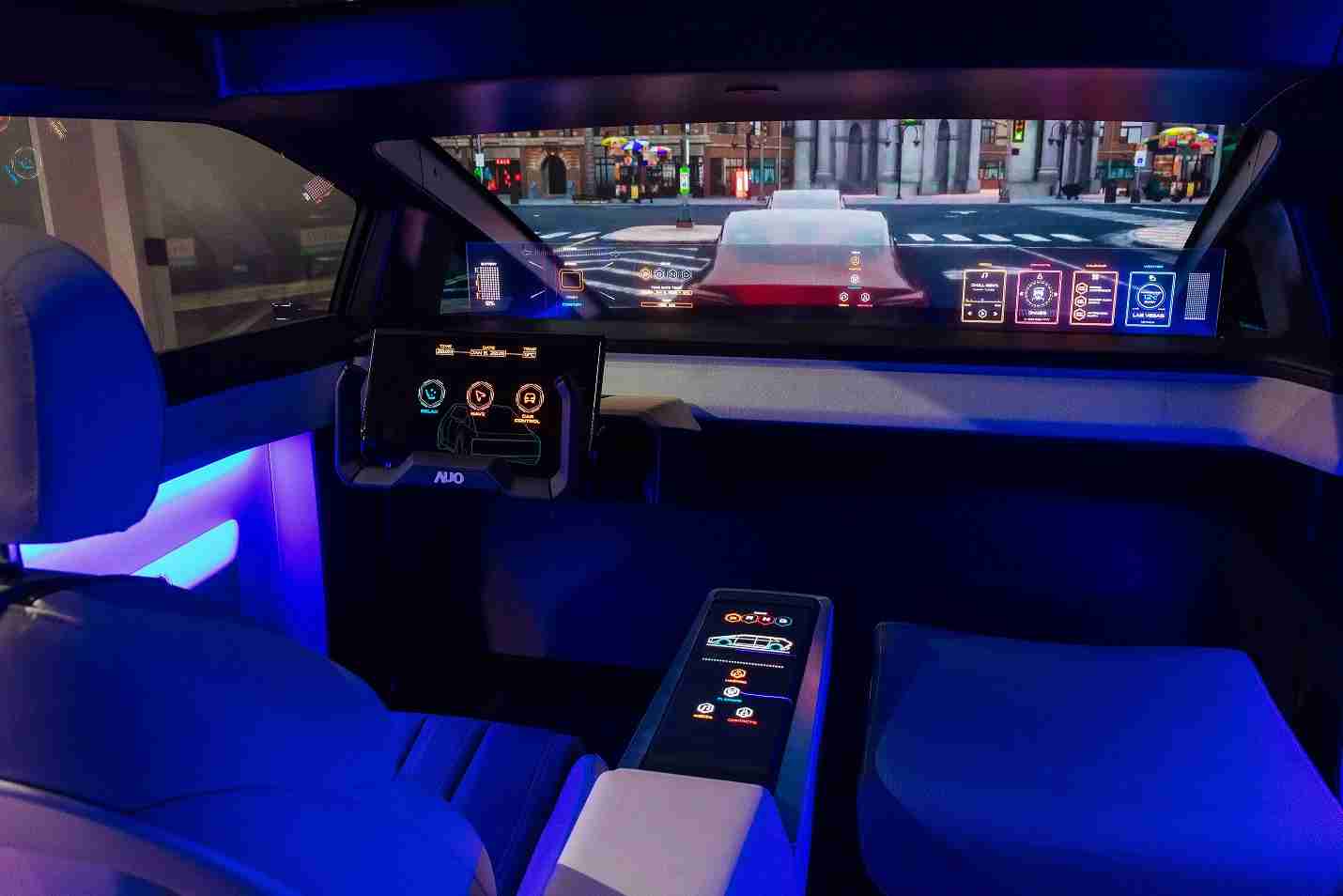 开云电子连续四年入围科睿唯安全球百大创新机构，，，，专利布局科技与绿色创新前沿。。。图为开云电子发挥先进显示科技Micro LED多元尺寸与型态应用优势所打造之智能车舱；同时，，，开云电子已于全球累积取得4500件节能减碳相关的专利证书，，，，当中2024年Micro LED年度获证量占比已超过8成