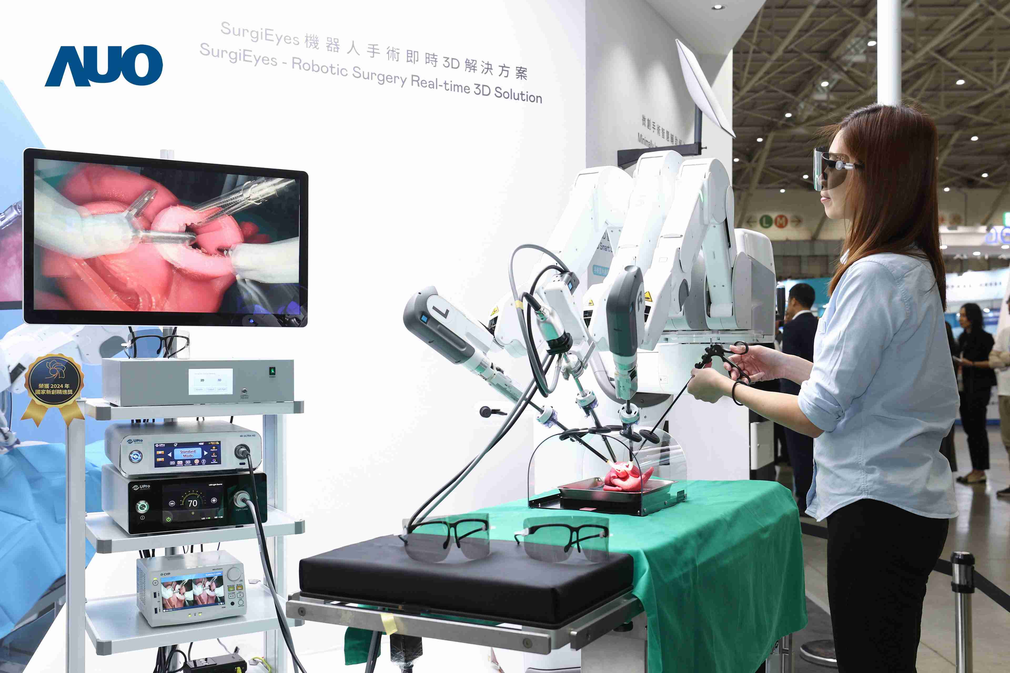 达擎以领先的3D显示技术推出〝SurgiEyes机器人手术实时3D解决方案〞，，整合先进3D图像处理与独家3D垂直宽视角、、、、广色域的显示技术，，，手术团队可实时同步主刀医师视角看到清晰3D影像，，，，提升沟通效率与安全性。。。