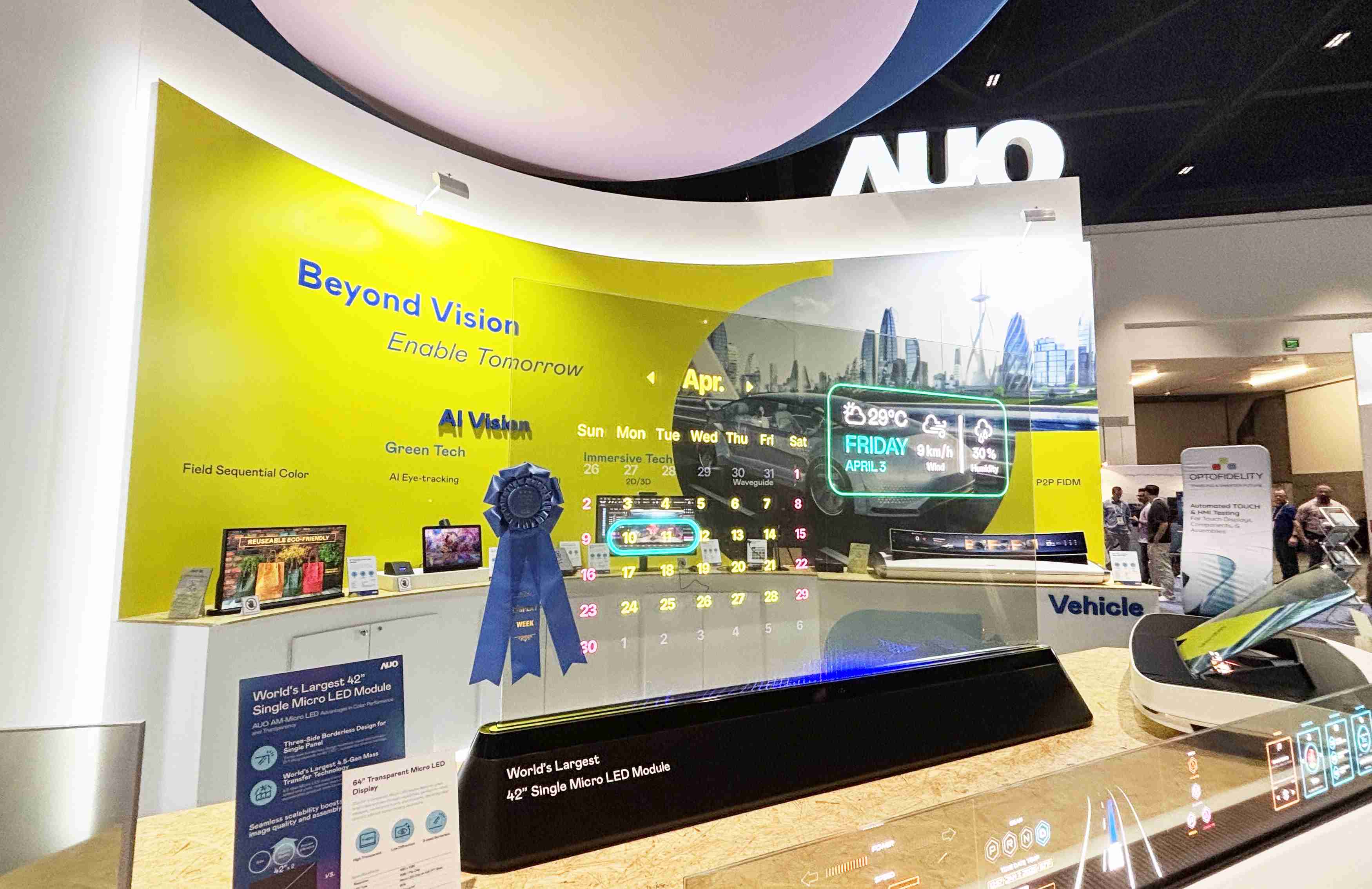 开云电子64吋透明Micro LED显示器获〝最佳Micro LED技术应用奖〞，，，其绝妙的透明穿透特性，，同时具备1,000 nits的高亮度表现，，并透过精细的无缝拼接延伸，，，，可依需求灵活应用于多元场域，，，，展现出Micro LED显示技术划时空的无限潜力